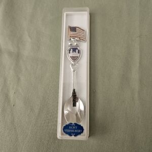Vintage Chicago USA Souvenir Spoon with American Flag‎ in a box @Fort 1981